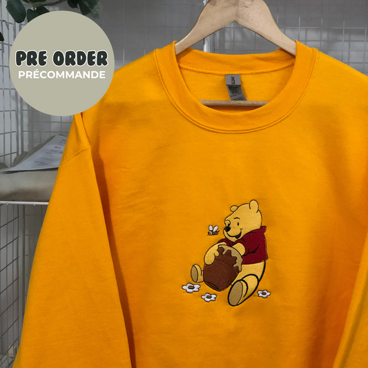 CLASSIC WINNIE EATING HONEY CREWNECK